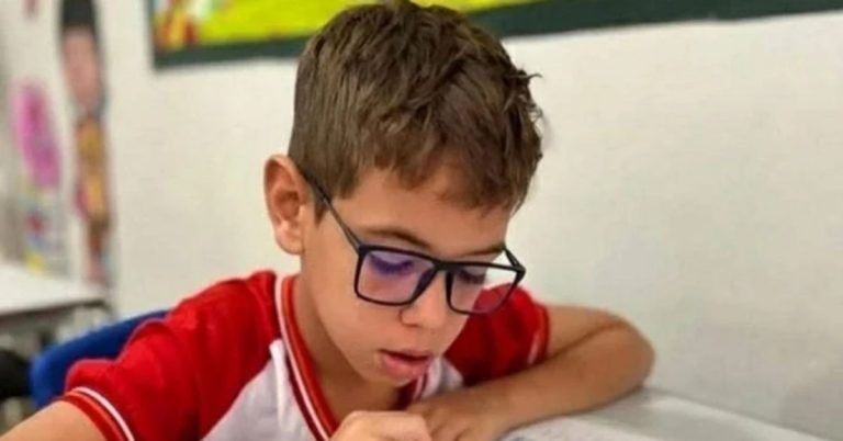 Criança morre após receber descarga elétrica ao tocar em decoração natalina em praça pública