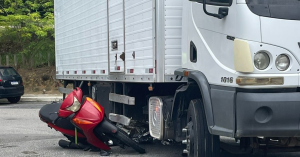 Eunápolis: motociclista morre após impacto violento com caminhão