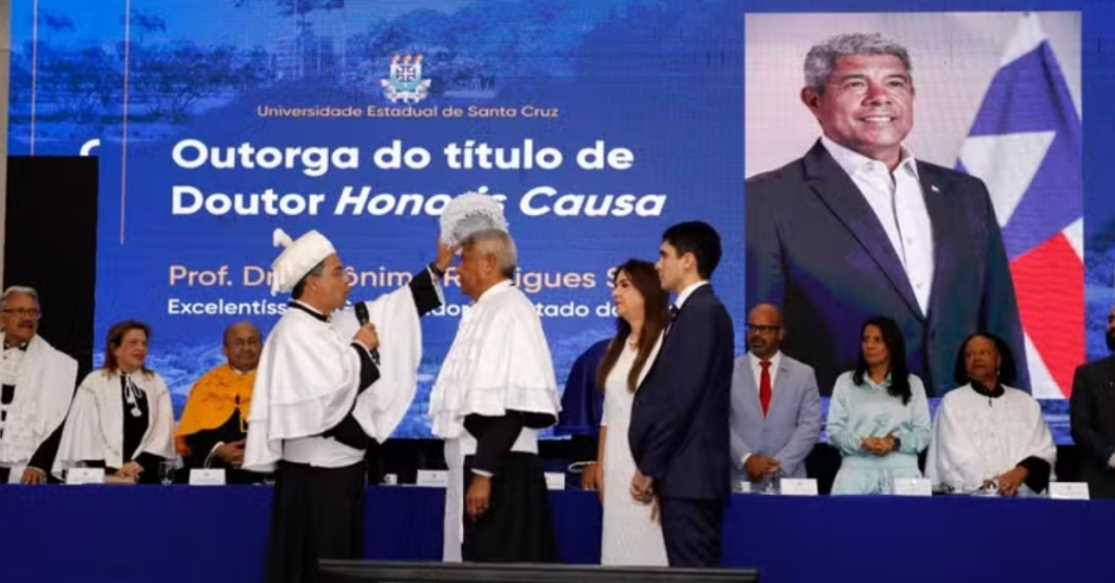 Jerônimo Rodrigues é o primeiro governador baiano a receber honraria máxima da Uesc