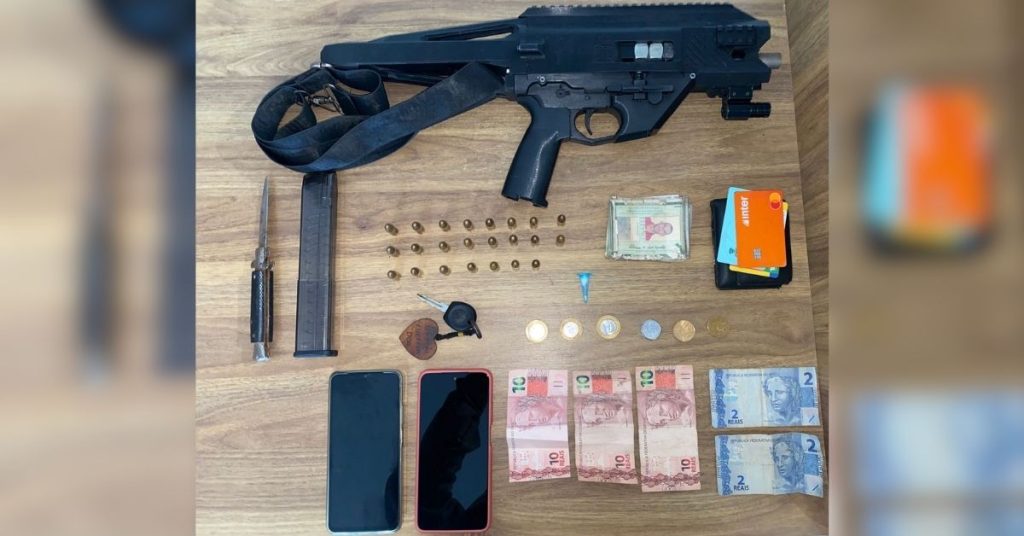 PM apreende submetralhadora e prende dupla na orla de Porto Seguro