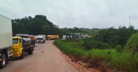 Trânsito Parado na BR-101: Caminhoneiros bloqueiam rodovia em protesto contra restrições