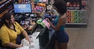 Câmeras flagram operadora fingindo passar compras para comparsas