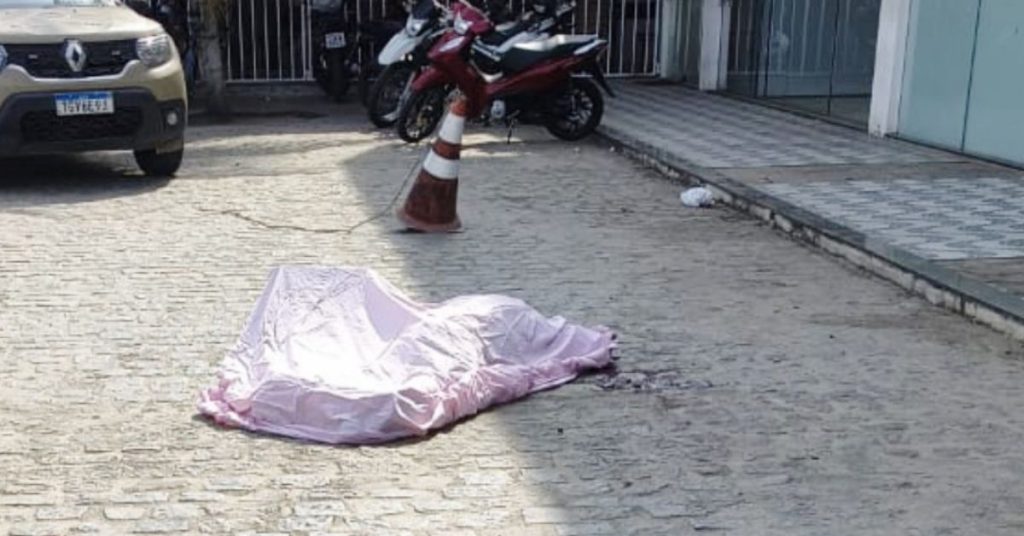 Homem é morto após ser agredido e fotografado por criminosos