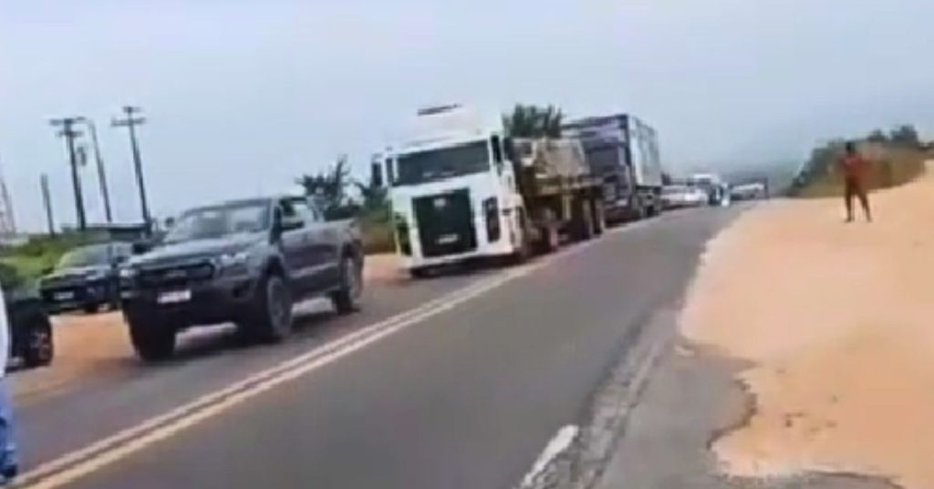 Caminhoneiros bloqueiam BR-101 e exigem reabertura total da ponte do Rio Jequitinhonha