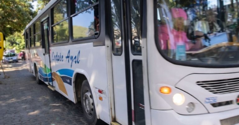 Ônibus da Águia Azul cai em ribanceira a caminho de Trancoso