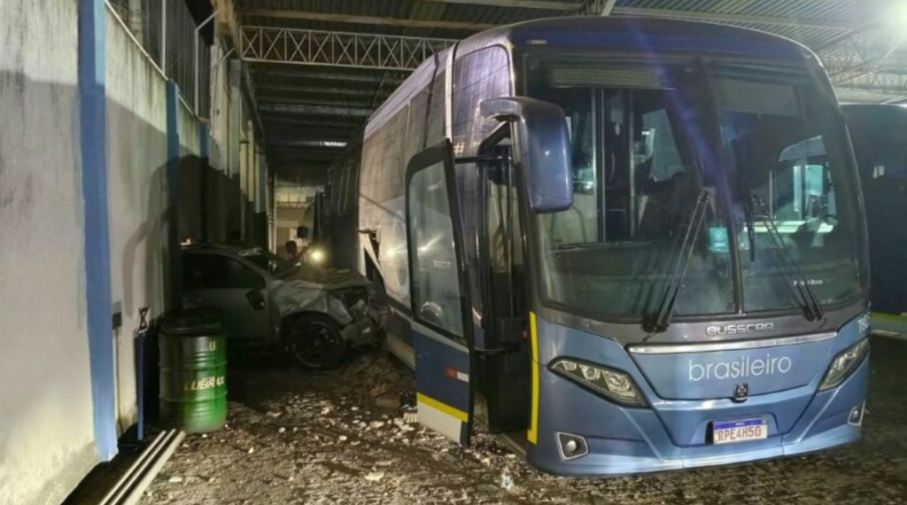 Acidente em Eunápolis: ônibus e caminhonete danificados na garagem da empresa