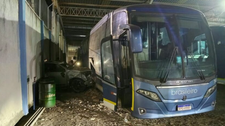 Acidente em Eunápolis: ônibus e caminhonete danificados na garagem da empresa