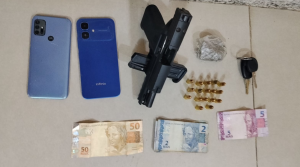 Casal é preso com carro roubado e pistola 9mm raspada na BR-101