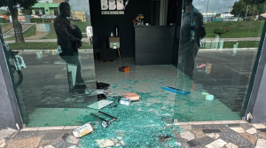Criminosos cortam energia, quebram porta e furtam loja de celulares no centro de Itabela